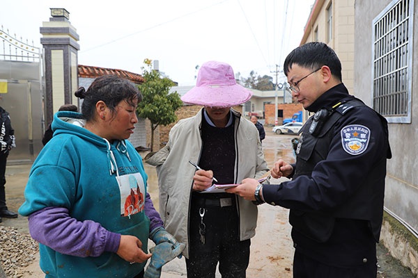 陆良县小百户镇一起相邻权纠纷强制执行现场，执行完毕后，申请人确认签字。