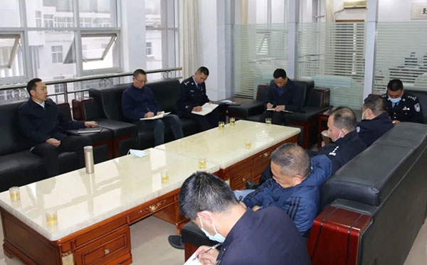 赵卫东（左一）深入镇康县调研指导工作。
