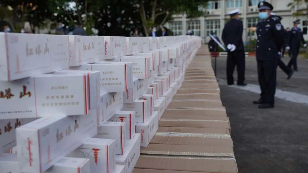 德宏警方破獲“7·13”特大制售假煙物品。