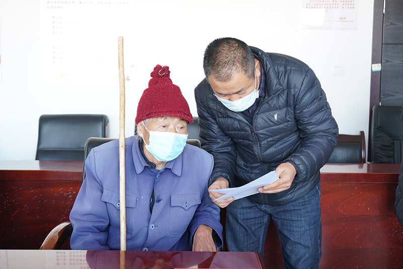 工作人員在劉兆發老人耳邊通讀捐贈協議。