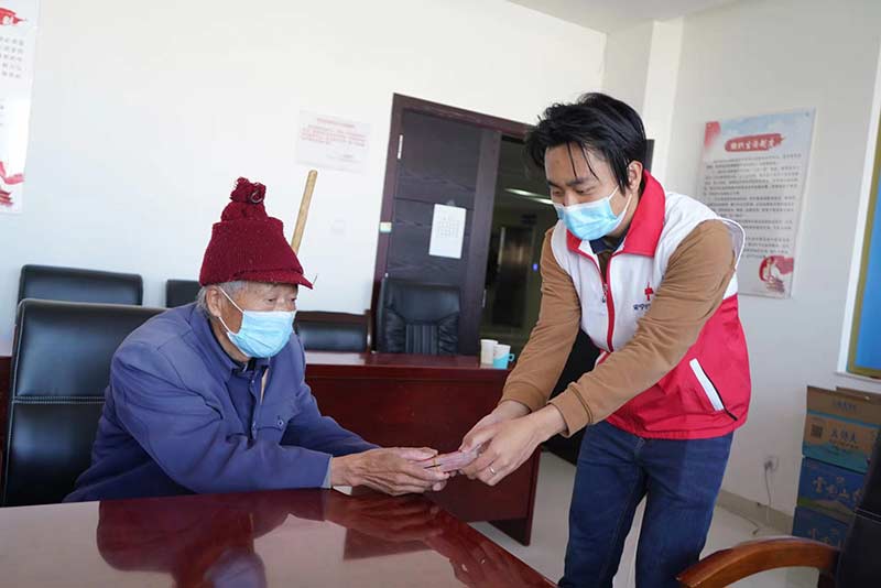 劉兆發老人將自己攢下的兩萬元現金捐贈給安寧市殘聯，希望能幫助更多殘疾人。