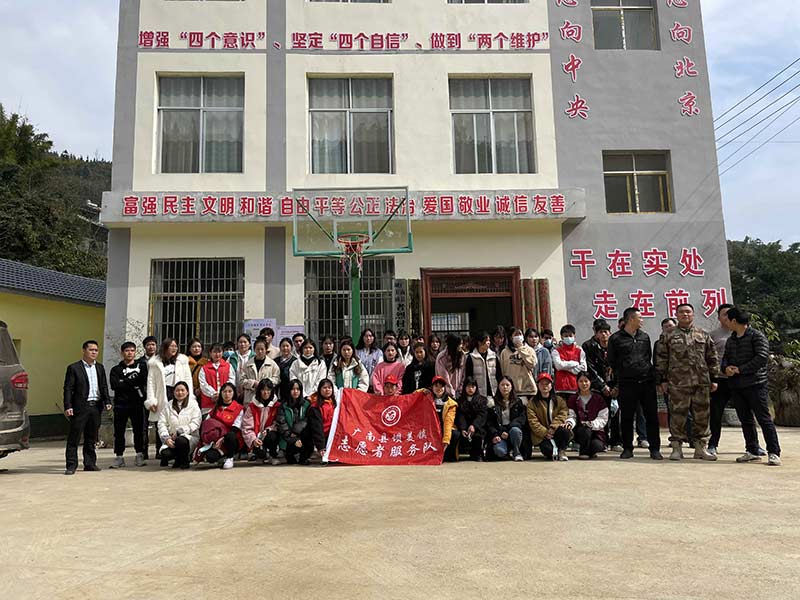 壩美鎮大學生志願者“桃源團”者烈村小分隊合影。