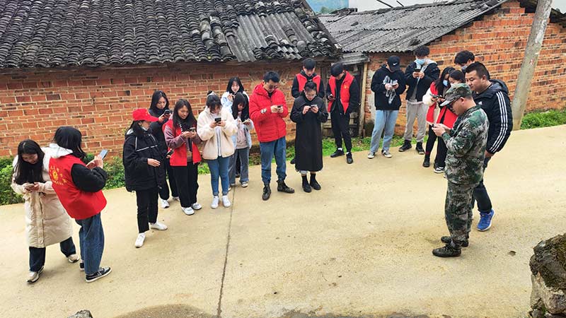 壩美“桃源團”隊員到村開展房屋風險普查行動。