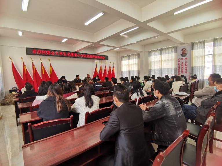 壩美鎮鎮村兩級干部為“桃源團”志願者們進行業務培訓。