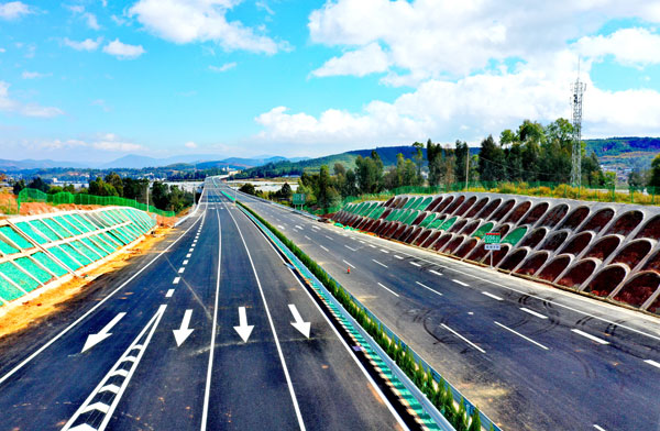 新昆楚高速公路。楊宗友攝