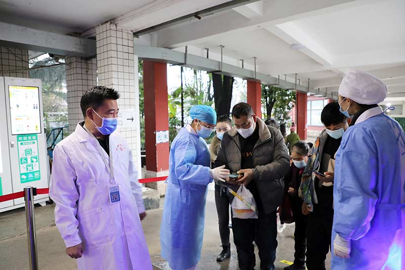 羅平縣人民醫院院長王國淵（左一）到入院第一道關口檢查指導疫情防控工作。