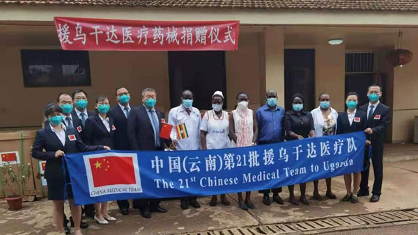 为乌干达当地群众提供医疗服务并捐赠医疗器械。冯俊飞摄