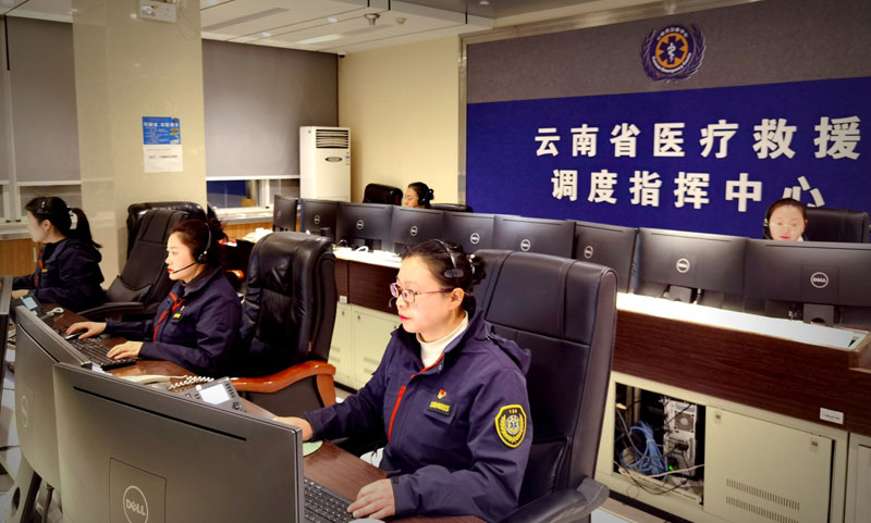 除夕夜,云南省急救中心调度指挥中心的工作人员在坚守岗位。马旭摄