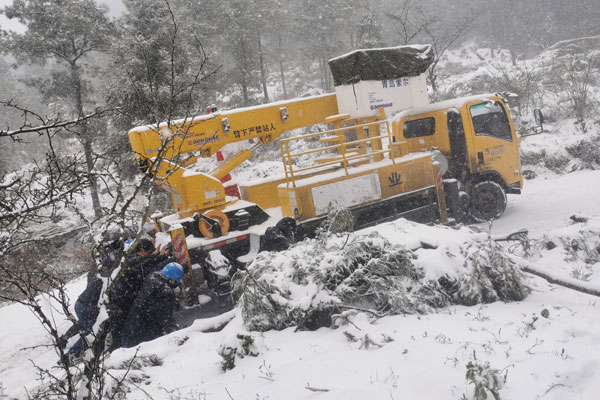 抢修车在雪地里艰难前行。杨玲摄