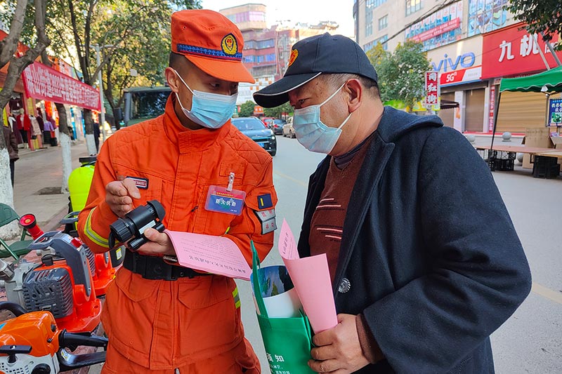 森林消防员向群众普及森林消防安全常识。