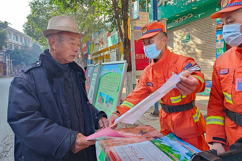 森林消防员向群众普及森林消防安全常识。