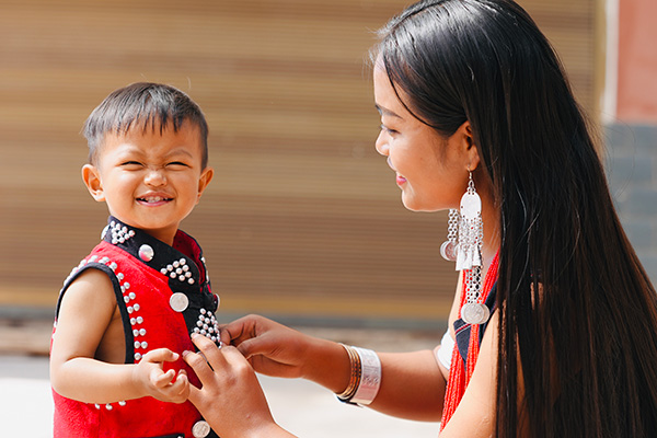 西盟佤族群眾穿上美麗的“媽媽牌”新衣歡度春節。西盟縣融媒體中心供圖