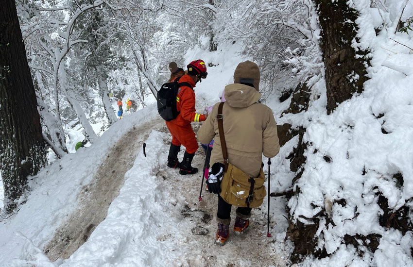 護送滯留游客下山。雲南省消防救援總隊供圖
