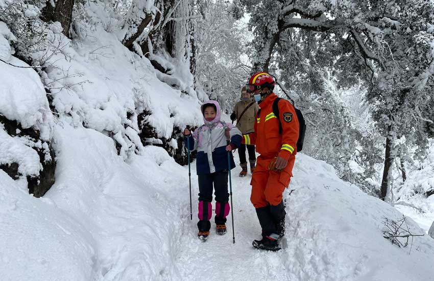 護送滯留游客下山。雲南省消防救援總隊供圖