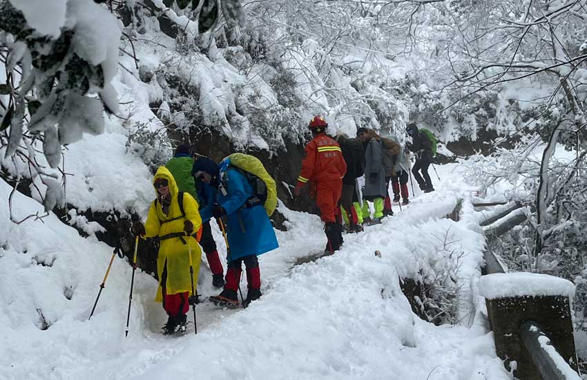護送滯留游客下山。雲南省消防救援總隊供圖