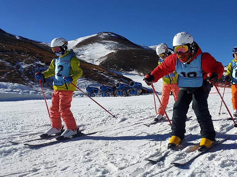 “萌娃”在大海草山滑雪旅游度假区滑雪场上练习滑雪。大海草山滑雪旅游度假区供图