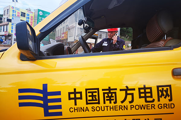 工作途中，徐峻峰電話與客戶溝通。王吉聰攝