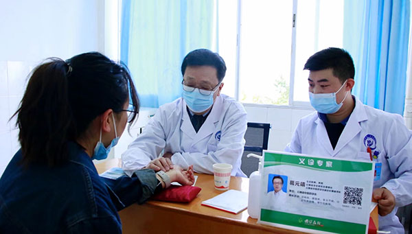 2022年首场“云南省中西医协同发展推进行动暨名老中医惠民义诊活动”在巧家县举行。马柔摄