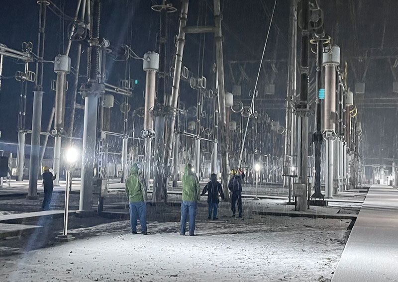 曲靖供電局變電修試所成立應急小組，多樂融冰組工作人員在現場查看融冰情況，確保融冰工作順利進行。蘭曦晨攝