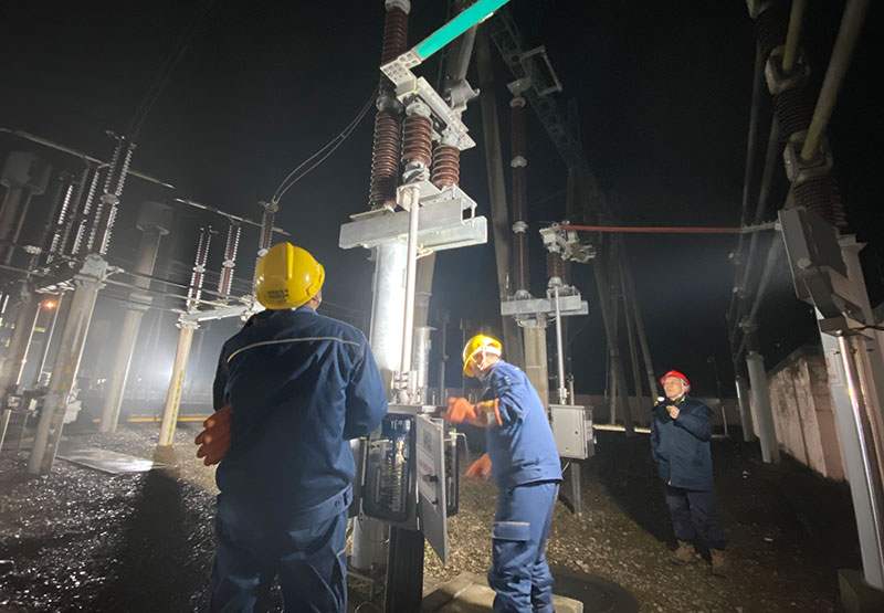 曲靖營上巡維中心值班員深夜同時在220千伏營上變電站和110千伏老廠變電站進行停復電，配合進行110千伏營老I回線線路融冰，保障融冰工作順利進行。黎文琳攝