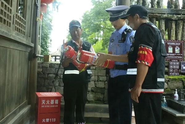 風雨無阻活躍在村寨和群眾中的司莫拉幸福護衛隊。