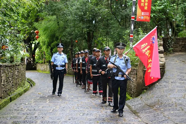 風雨無阻活躍在村寨和群眾中的司莫拉幸福護衛隊。