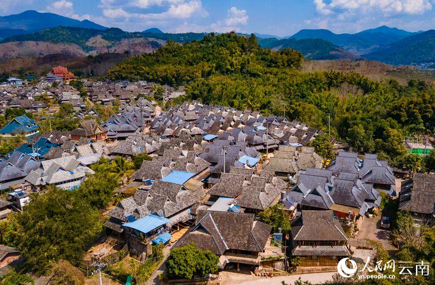 航拍江城縣整董鎮。人民網 虎遵會攝