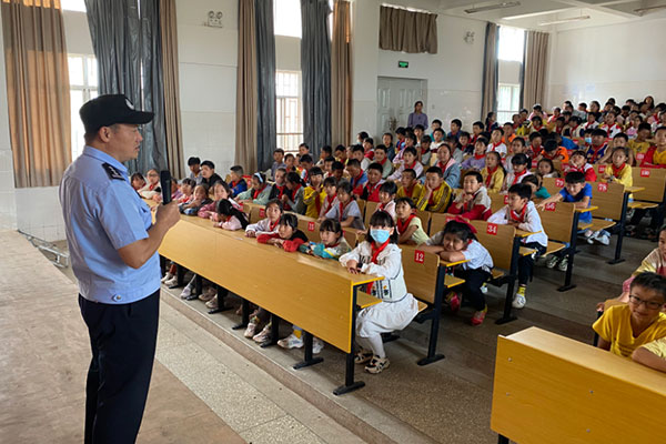 民警到荒田小学开展安全防范宣传。