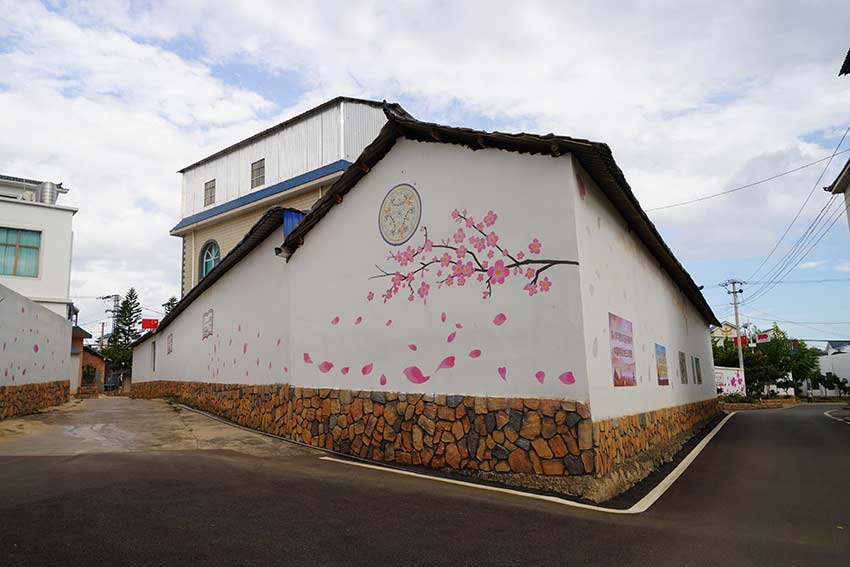 黑泥地社区彩色村庄一角。李海清摄
