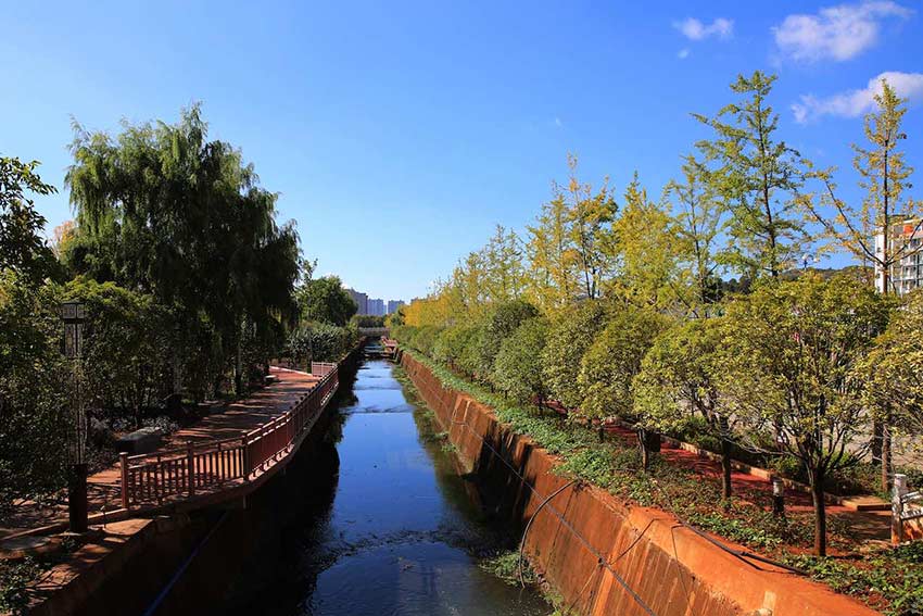改造后的东门河成为市民散步的好地方。 富源县融媒体中心供图