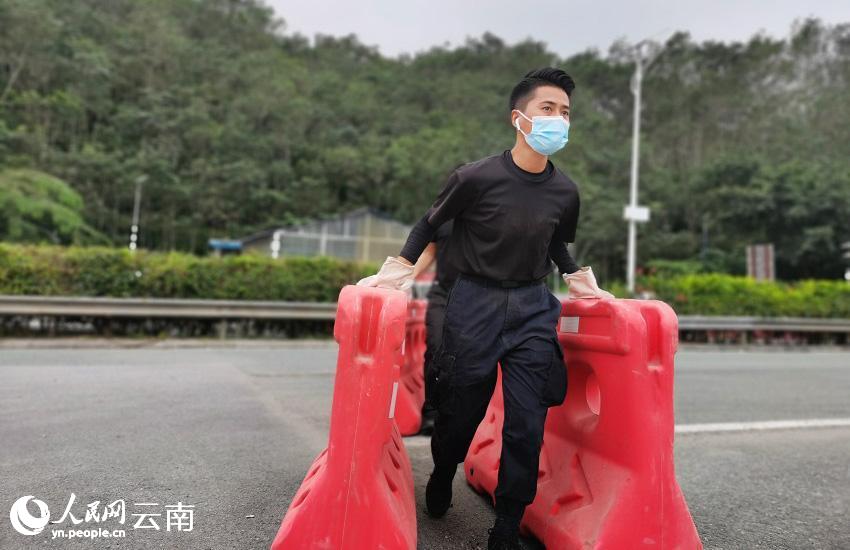 朱莉在執勤中。西雙版納邊境管理支隊供圖