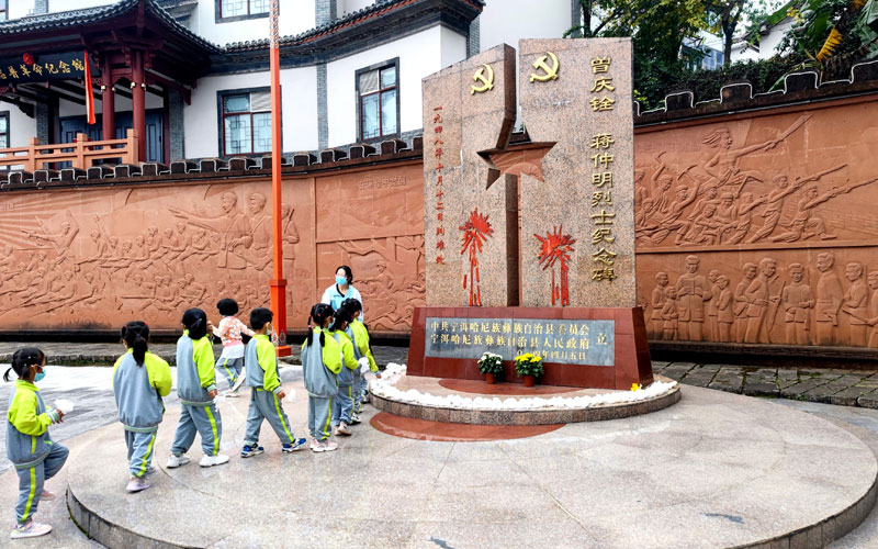 磨黑镇幼儿园组织开展“清明祭英烈”活动。宁洱县融媒体中心供图