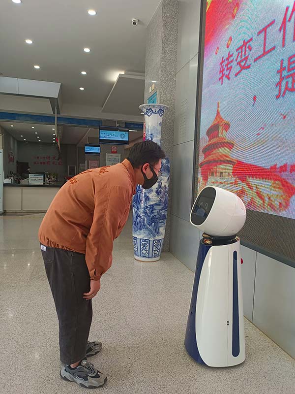 群眾向機器人小蒙咨詢業務。王曉梅攝