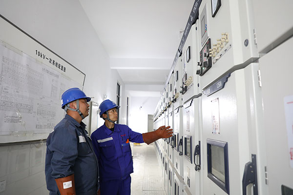 供电所员工深入煤矿配电室，了解电气设备运行情况。（杜明彦-摄）