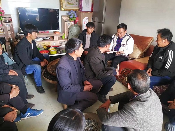 咪黑們村五裡麼村民小組召開基層治理工作推進會。南華縣融媒體中心供圖
