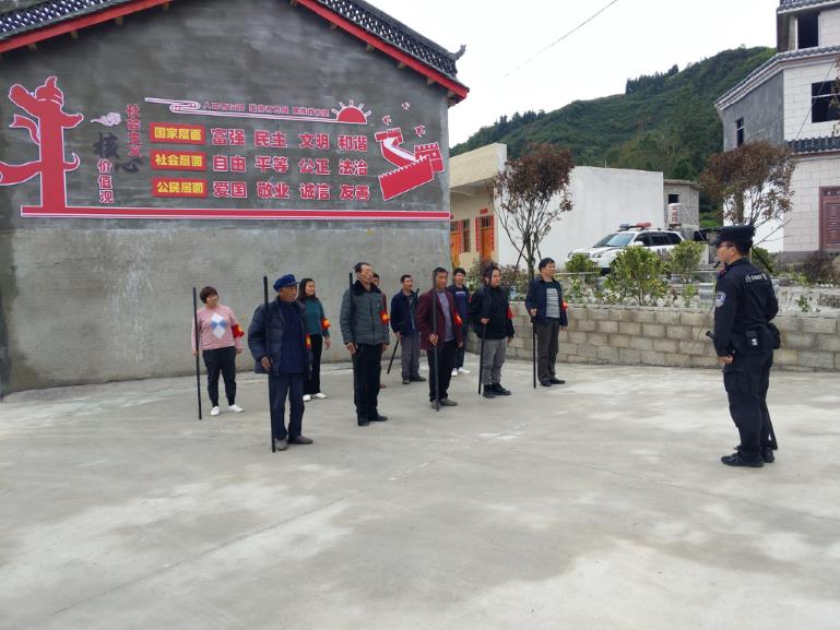 對網格員進行培訓。