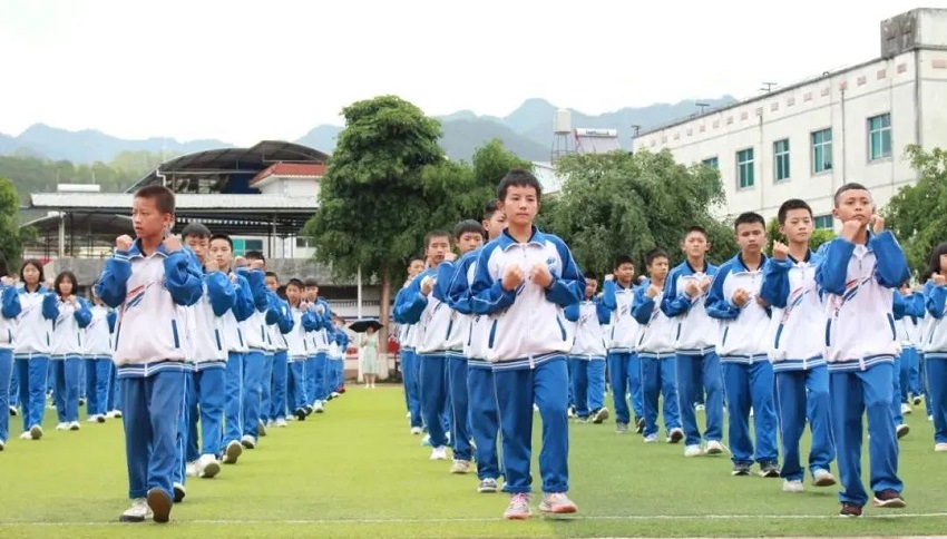 景東縣民族中學的學生在跳具有濃郁民族特色的課間操。景東縣融媒體中心供圖 