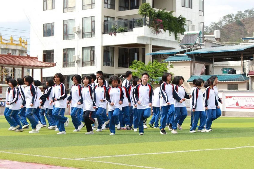 景東縣民族中學的學生在跳具有濃郁民族特色的課間操。景東縣融媒體中心供圖