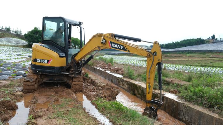 挖掘機開挖水渠。