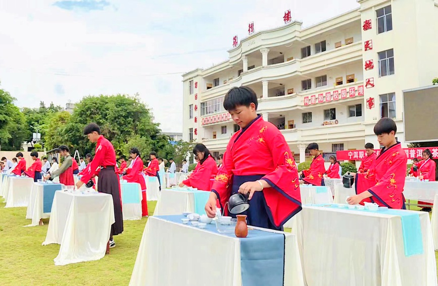 雲南寧洱70名學子著漢服展茶藝。高夏龍杰攝