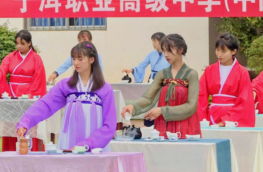 雲南寧洱70名學子著漢服展茶藝。高夏龍杰攝