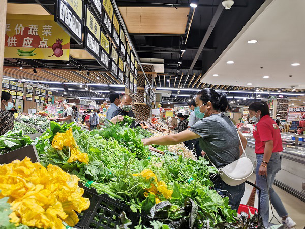 市民在超市选购蔬菜。景东县融媒体中心供图