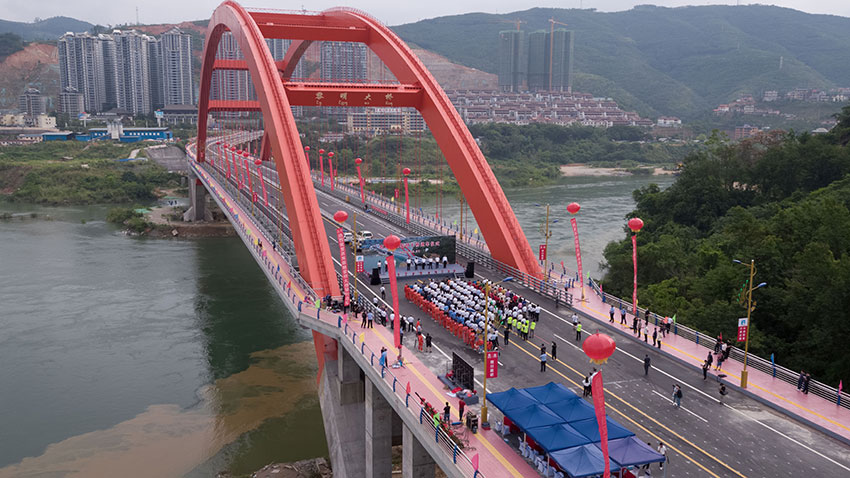 西双版纳澜沧江黎明大桥建成通车。