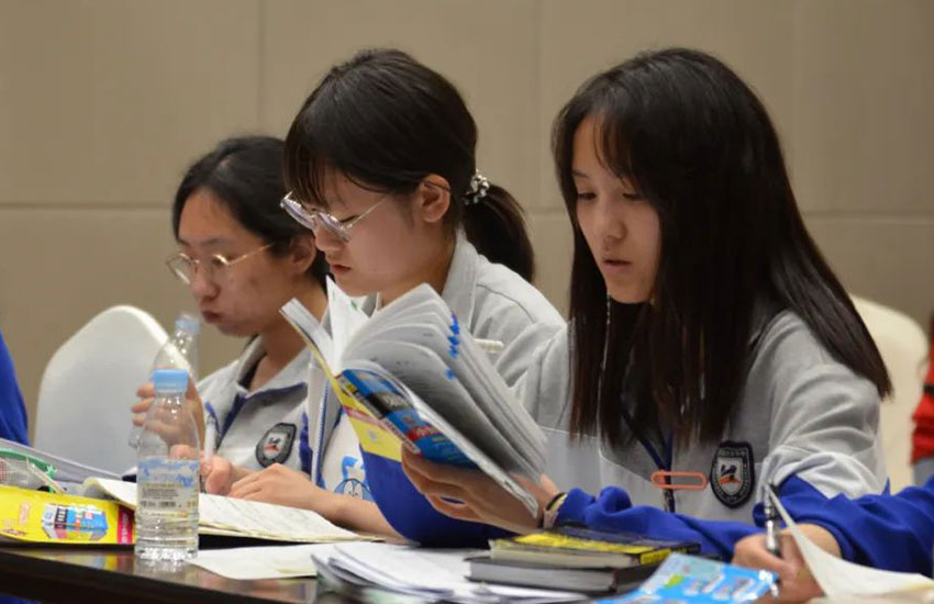 饭后稍作休息的同学们来到专门安排的自习室,和往常一样相互讨论、查缺补漏。