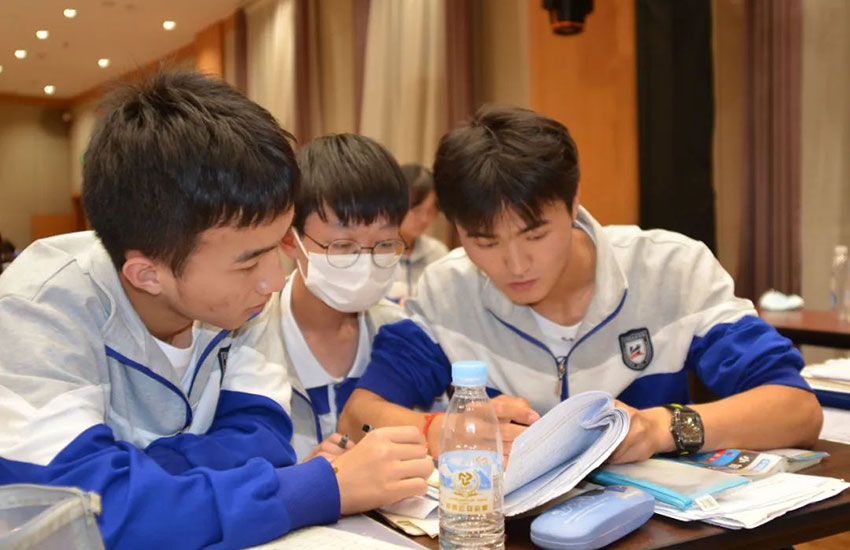 饭后稍作休息的同学们来到专门安排的自习室,和往常一样相互讨论、查缺补漏。
