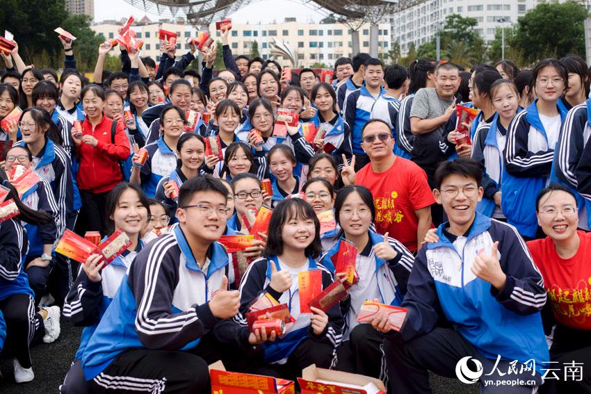6月6日，曲靖市麒麟區第一中學為每位高考學子發“金榜題名”紅包。李澤堤攝