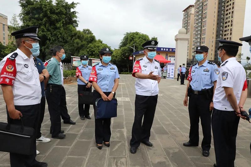 赵南方（右三）在高考考点巡查安保工作。
