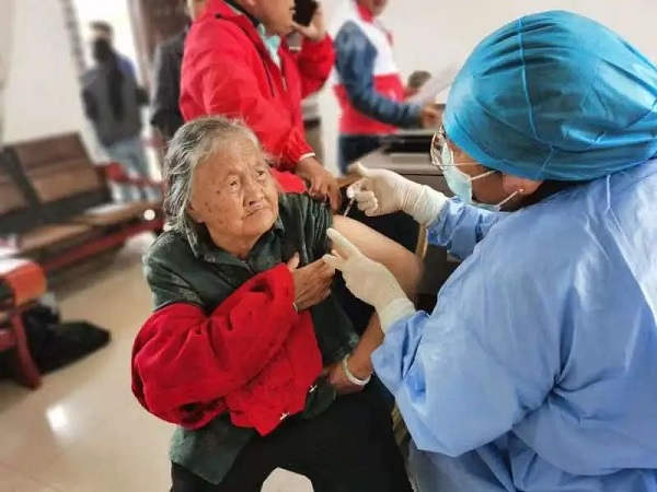 工作人员为老年人接种疫苗。景东县融媒体中心供图