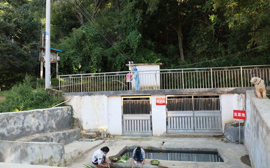 通過電力抽水，解決了上關壩村每家每戶的飲水難題。（杜明彥-攝）