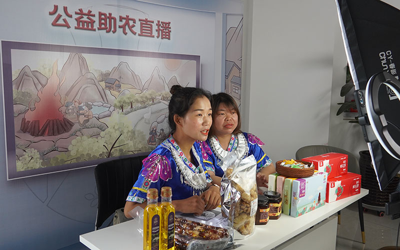 云南华宁&ldquo;商媒联姻&rdquo;公益直播为家乡特产代言。华宁县融媒体中心供图2